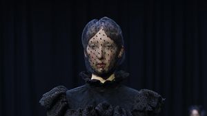 7 Momen Viral London Fashion Week, Ratu Dikenang Hingga Aksi Model Curvy RI