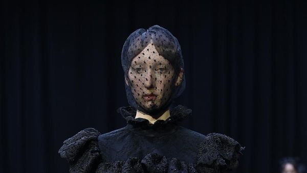 7 Momen Viral London Fashion Week, Ratu Dikenang Hingga Aksi Model Curvy RI