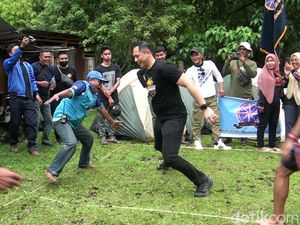 Lihat Keseruan AHY Bermain Margala, Permainan Tradisional di Toba