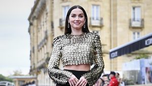 Pesona Ana De Armas dalam Balutan Crop Top dan Rok Belahan Paha