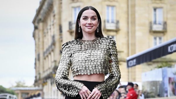 Pesona Ana De Armas dalam Balutan Crop Top dan Rok Belahan Paha