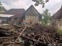 Angin Puting Beliung Terjang Rumah hingga Sekolah di Bojonegoro