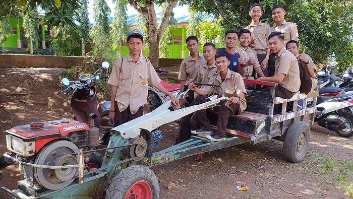 Petralite Mahal, Siswa di Bone ke Sekolah Naik Traktor