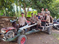 Kreatif! Siasati Pertalite Mahal, Siswa di Bone ke Sekolah Naik Traktor