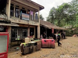 Warga Mulai Beraktivitas Usai Banjir Sungai Cikaso Rendam Pemukiman Warga Mulai Beraktivitas Usai Banjir Sungai Cikaso Rendam Pemukiman