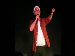 Dave Moffatt Nyanyikan Lagu Romantis di Opening Konser Westlife Surabaya