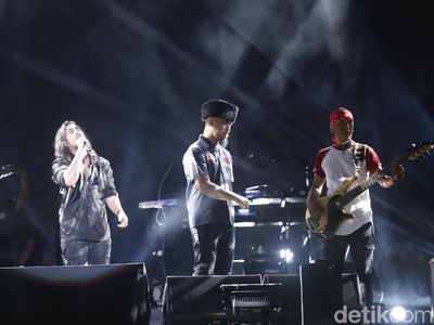 Aksi Panggung Dewa 19 Jempolan