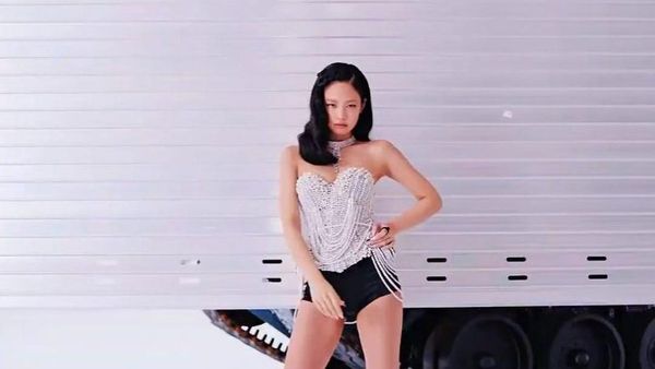 Penampilan Blackpink Pakai Baju Rancangan Desainer Indonesia