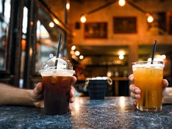 Es Teh Vs Teh Anget, Mana Paling Sehat untuk Berbuka Puasa?