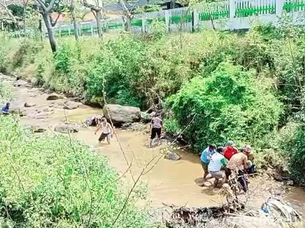 Pemotor Terjun ke Sungai di Pasuruan, Satu Orang Tewas Pemotor Terjun ke Sungai di Pasuruan, Satu Orang Tewas