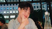 Pose Gemas Gabriel Prince saat Nikmati Kue Red Velvet