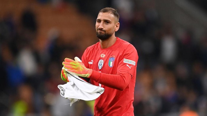 MILAN, ITALY - SEPTEMBER 23: Gianluigi Donnarumma of Italy interacts with the crowd following the UEFA Nations League League A Group 3 match between Italy and England at San Siro on September 23, 2022 in Milan, Italy. (Photo by Michael Regan/Getty Images)