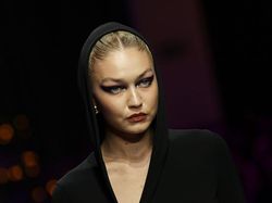 Gigi Hadid Tampil di Milan Fashion Week, Leonardo DiCaprio Dikabarnya Nyusul