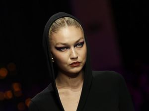 Gigi Hadid Tampil di Milan Fashion Week, Leonardo DiCaprio Dikabarnya Nyusul Gigi Hadid Tampil di Milan Fashion Week, Leonardo DiCaprio Dikabarnya Nyusul
