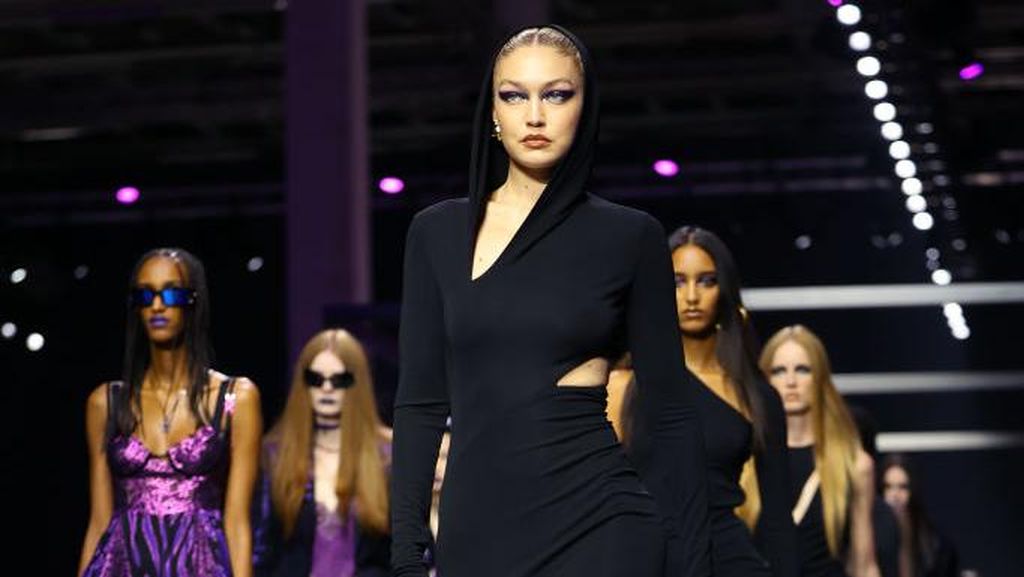 7 Foto Gigi Hadid Jadi Model Versace Setelah Gosip Dipacari Leonardo DiCaprio