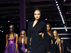 7 Foto Gigi Hadid Jadi Model Versace Setelah Gosip Dipacari Leonardo DiCaprio 7 Foto Gigi Hadid Jadi Model Versace Setelah Gosip Dipacari Leonardo DiCaprio