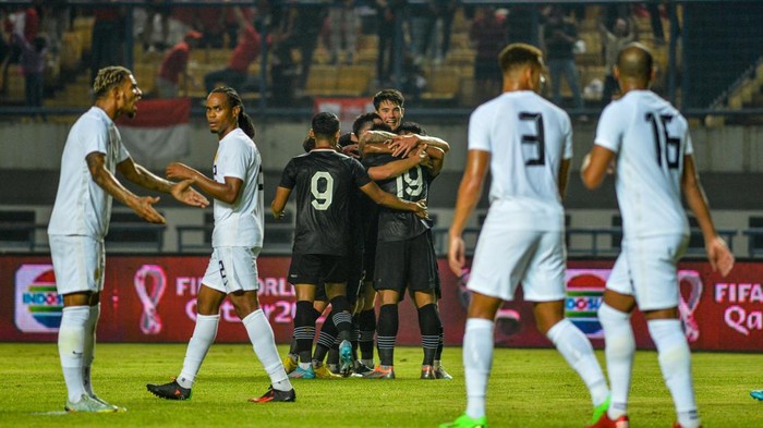 Sejumlah pesepak bola tim nasional Indonesia melakukan seleberasi usai mencetak gol ke gawang Tim Nasional Curacao Michael Madionis (kanan) pada pertandingan Fifa Match Day di Stadion Gelora Bandung Lautan Api, Bandung, Jawa Barat, Sabtu (24/9/2022). ANTARA FOTO/Raisan Al Farisi/YU