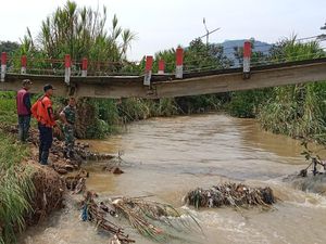 Jembatan Penghubung 2 Desa di Sukabumi Terputus Usai Diterjang Banjir Jembatan Penghubung 2 Desa di Sukabumi Terputus Usai Diterjang Banjir