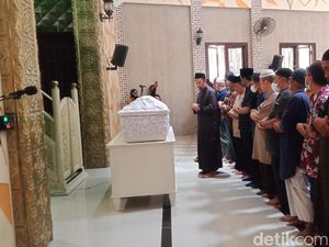 Jenazah Prof Samekto Wibowo UGM Disalatkan Ratusan Santri di Klaten