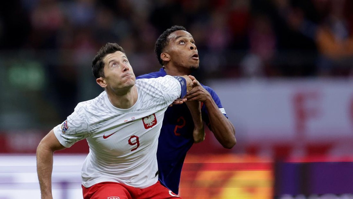 Jurrien Timber (kanan) berduel dengan penyerang Polandia Robert Lewandowski di ajang UEFA Nations League. (Foto: Getty Images/Soccrates Images)
