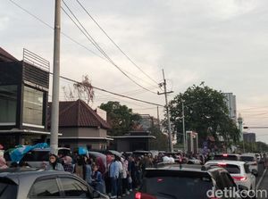 Lautan Manusia Mulai Penuhi Jatim Expo Jelang Konser Westlife di Surabaya Lautan Manusia Mulai Penuhi Jatim Expo Jelang Konser Westlife di Surabaya