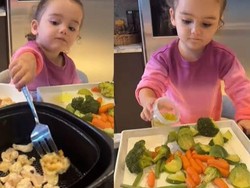 Keren! Bocah 2 Tahun Ini Jago Masak untuk Sang Ibu