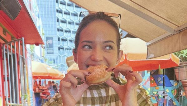 Keseruan Enzy Storia Ngemil Donat hingga Makan Indomie di Luar Negeri