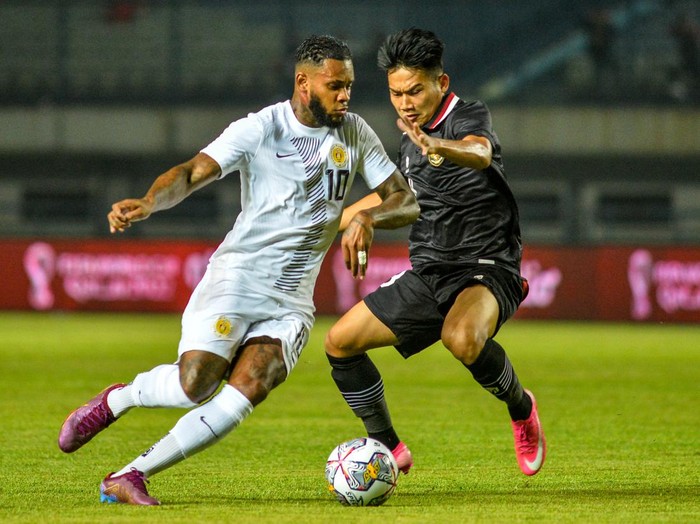 Pesepak bola tim nasional Indonesia Witan Sulaeman (kiri) berebut bola dengan pesepak bola Tim Nasional Curacao Gevaro Giomar (tengah) pada pertandingan Fifa Match Day di Stadion Gelora Bandung Lautan Api, Bandung, Jawa Barat, Sabtu (24/9/2022). Indonesia menang atas Curacao dengan skor 3-2. ANTARA FOTO/Raisan Al Farisi/YU