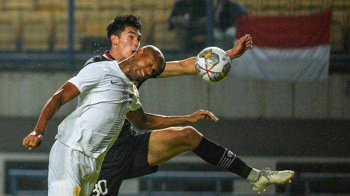 Melihat Lagi Aksi Timnas Indonesia Bungkam Curacao 3-2 Pesepak bola tim nasional Indonesia Witan Sulaeman (kiri) berebut bola dengan pesepak bola Tim Nasional Curacao Gevaro Giomar (tengah) pada pertandingan Fifa Match Day di Stadion Gelora Bandung Lautan Api, Bandung, Jawa Barat, Sabtu (24/9/2022). Indonesia menang atas Curacao dengan skor 3-2. ANTARA FOTO/Raisan Al Farisi/YU