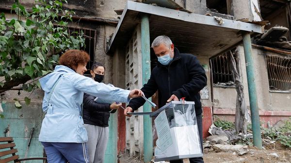 Momen Rusia Datangi Rumah-rumah Warga Ukraina untuk Referendum