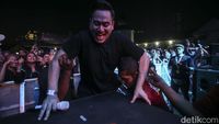 Nassar Bikin Heboh Panjat Panggung Pestapora