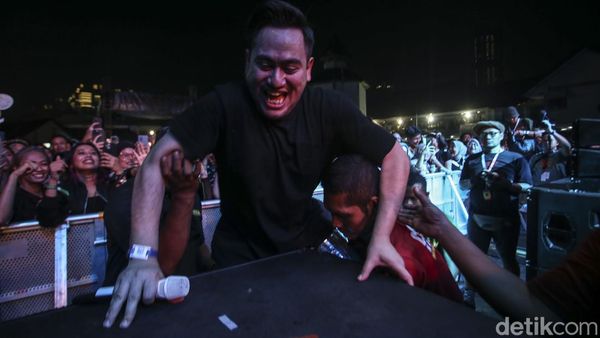 Nassar Bikin Heboh Panjat Panggung Pestapora