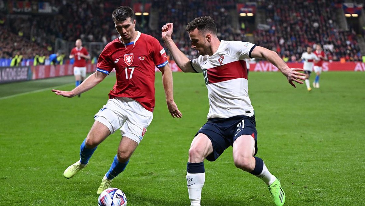 Ondrej Kudela berduel dengan Diogo Jota di laga UEFA Nations League. (Foto: Getty Images/Thomas Eisenhuth)