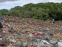 Pekerja TPA Mandung Pilih Memulung, Sekolahkan Anak hingga Jadi Polisi
