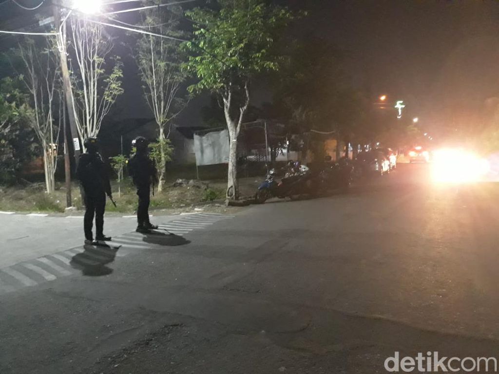 Polisi Amankan Paket Kardus-Serpihan di TKP Ledakan Aspol Sukoharjo