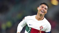 Depan: Cristiano Ronaldo (Portugal, 37 tahun saat Piala Dunia 2022). Foto: AP/Petr David Josek