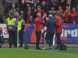 Ronaldo mendapat perawatan dari tim medis sebelum diizinkan melanjutkan pertandingan. Wasit tidak memberi hukuman kepada Vacik atas insiden tersebut. Michal Cizek/AFP/Getty Images