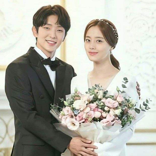 Potret Lee Jun Ki dan Moon Chae Won dalam drama Flower of Evil/ Foto: instagram.com/tvn_drama Potret Lee Jun Ki dan Moon Chae Won dalam drama Flower of Evil