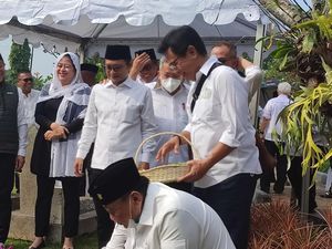 Momen Puan-Cak Imin Ziarah Makam Taufiq Kiemas