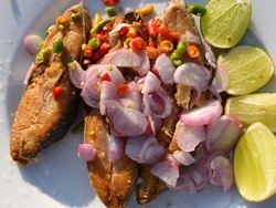 Resep Ikan Goreng Sambal Iris Bawang Merah yang Pedas Segar