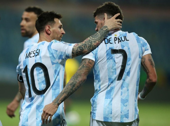 MIAMI GARDENS, FL - SEPTEMBER 23: Argentina Rodrigo De Paul (7) and teammates tempers flare after a hard take down of Messi during the game between Honduras and Argentina on Friday, Sept 23, 2022 at Hard Rock Stadium in Miami Gardens FL(Photo by Peter Joneleit/Icon Sportswire via Getty Images)