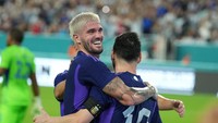 Para pemain Argentina memang sangat menjaga Lionel Messi jelang Piala Dunia 2022. Mereka tidak mau Messi alami cedera, terutama De Paul yang akan selalu pasang badan duluan! (Getty Images)
