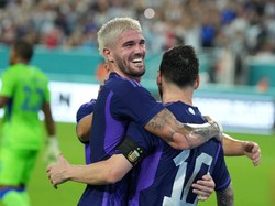 Para pemain Argentina memang sangat menjaga Lionel Messi jelang Piala Dunia 2022. Mereka tidak mau Messi alami cedera, terutama De Paul yang akan selalu pasang badan duluan! (Getty Images)