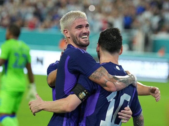 MIAMI GARDENS, FL - SEPTEMBER 23: Argentina Rodrigo De Paul (7) and teammates tempers flare after a hard take down of Messi during the game between Honduras and Argentina on Friday, Sept 23, 2022 at Hard Rock Stadium in Miami Gardens FL(Photo by Peter Joneleit/Icon Sportswire via Getty Images)