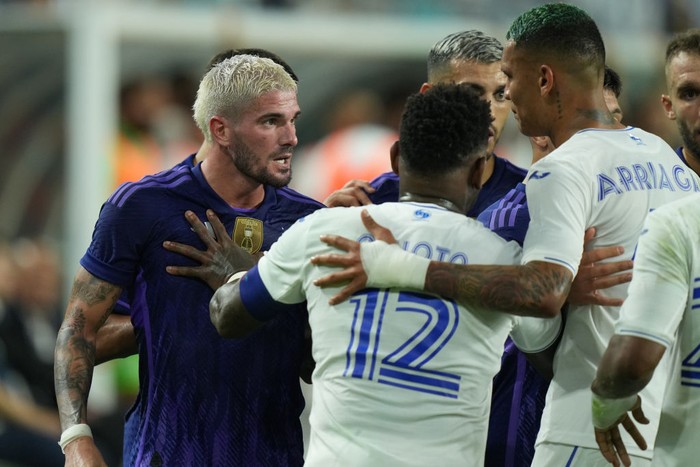 MIAMI GARDENS, FL - SEPTEMBER 23: Argentina Rodrigo De Paul (7) and teammates tempers flare after a hard take down of Messi during the game between Honduras and Argentina on Friday, Sept 23, 2022 at Hard Rock Stadium in Miami Gardens FL(Photo by Peter Joneleit/Icon Sportswire via Getty Images)
