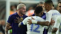 Rodrigo De Paul langsung lari, marah-marah, dan berteriak ke Flores (kiri dalam foto). Sampai-sampai, wasit dan pemain lain harus memisahkannya (Getty Images)