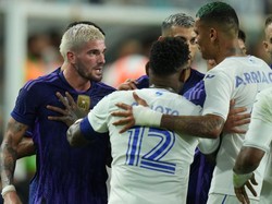 Rodrigo De Paul langsung lari, marah-marah, dan berteriak ke Flores (kiri dalam foto). Sampai-sampai, wasit dan pemain lain harus memisahkannya (Getty Images)