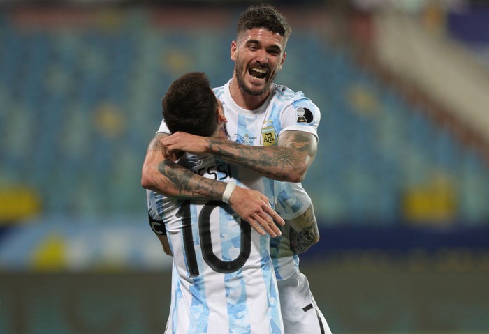 MIAMI GARDENS, FL - SEPTEMBER 23: Argentina Rodrigo De Paul (7) and teammates tempers flare after a hard take down of Messi during the game between Honduras and Argentina on Friday, Sept 23, 2022 at Hard Rock Stadium in Miami Gardens FL(Photo by Peter Joneleit/Icon Sportswire via Getty Images)