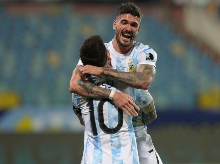 MIAMI GARDENS, FL - SEPTEMBER 23: Argentina Rodrigo De Paul (7) and teammates tempers flare after a hard take down of Messi during the game between Honduras and Argentina on Friday, Sept 23, 2022 at Hard Rock Stadium in Miami Gardens FL(Photo by Peter Joneleit/Icon Sportswire via Getty Images)