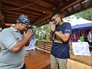 Momen Sandiaga Beri Bantuan ke Homestay Desa Wisata di Sukabumi Momen Sandiaga Beri Bantuan ke Homestay Desa Wisata di Sukabumi